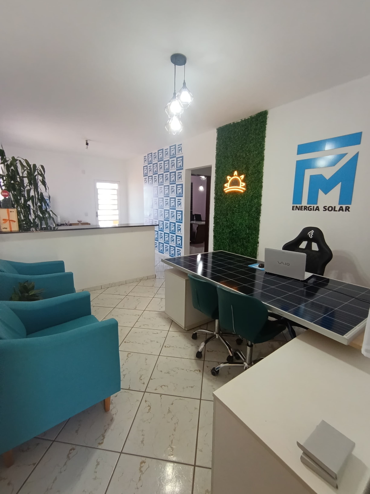 Ambiente de atendimento da FM Energia Solar