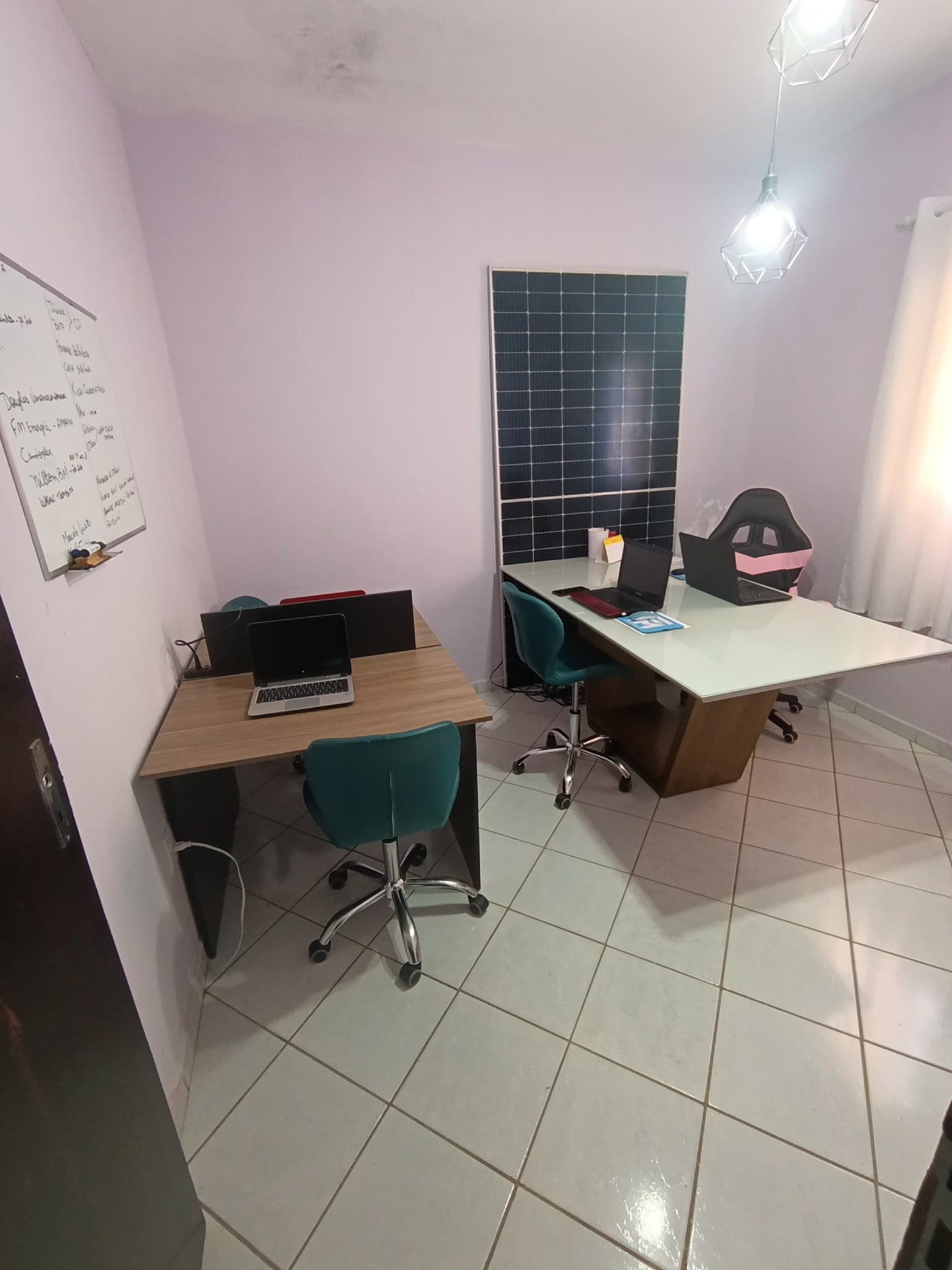 Sala de atendimento da FM Energia Solar